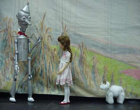 Image of Dorothy and Tin Man in Wizard of Oz puppet show